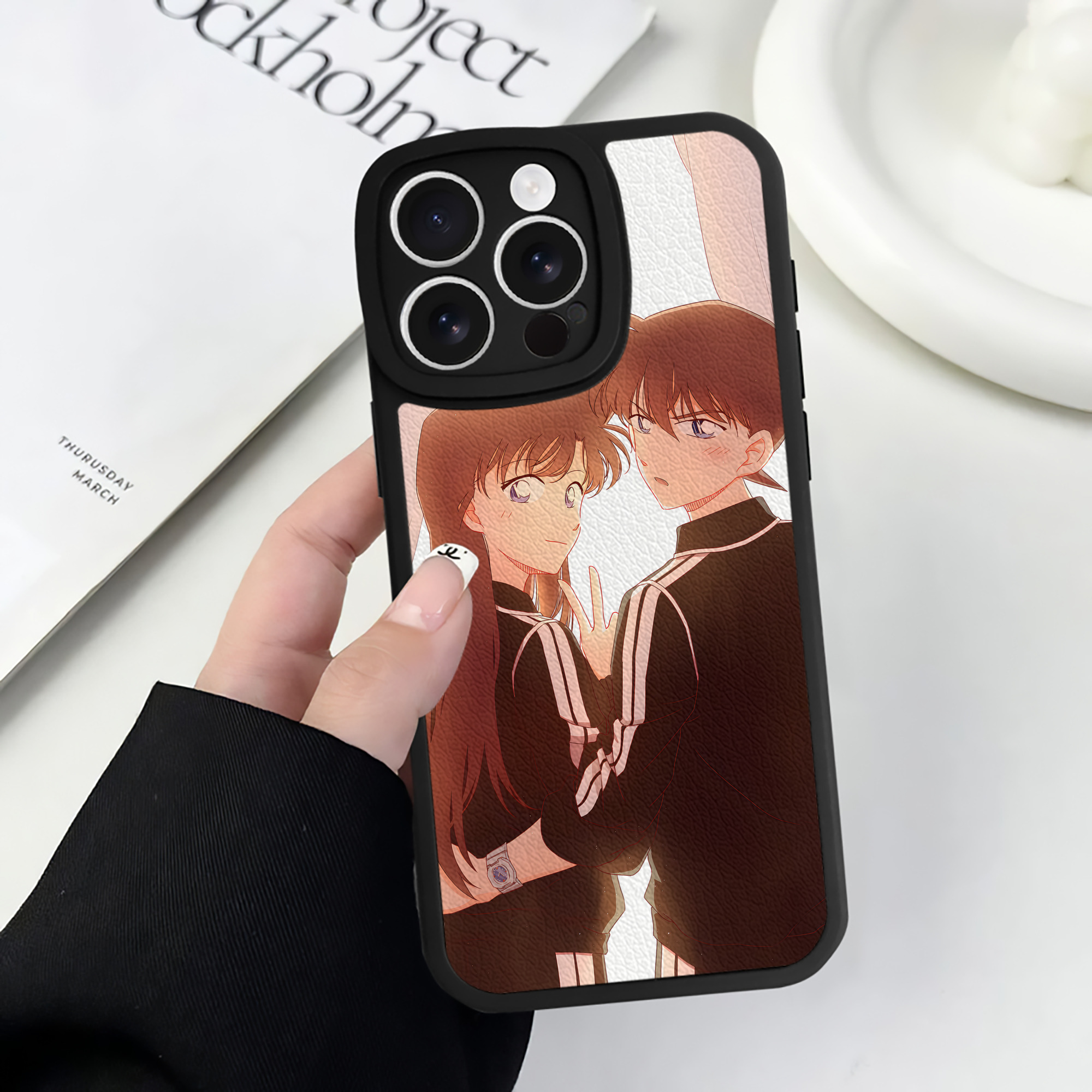 （画像用） 名探偵コナン Detective Conan 【iPhone 16シリーズ対応】シリコンスマホケース（レザー調） 材質：シリコン